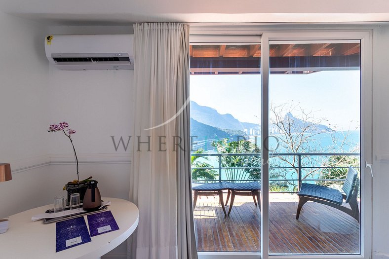 7-suite Mansion Hotel with beautiful views in Joá for vacati