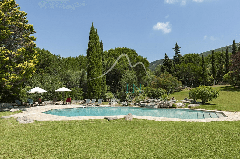 Beautiful Estate with Four Houses in Arrábida