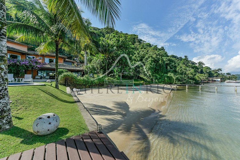 Beautiful home with private beach in Angra