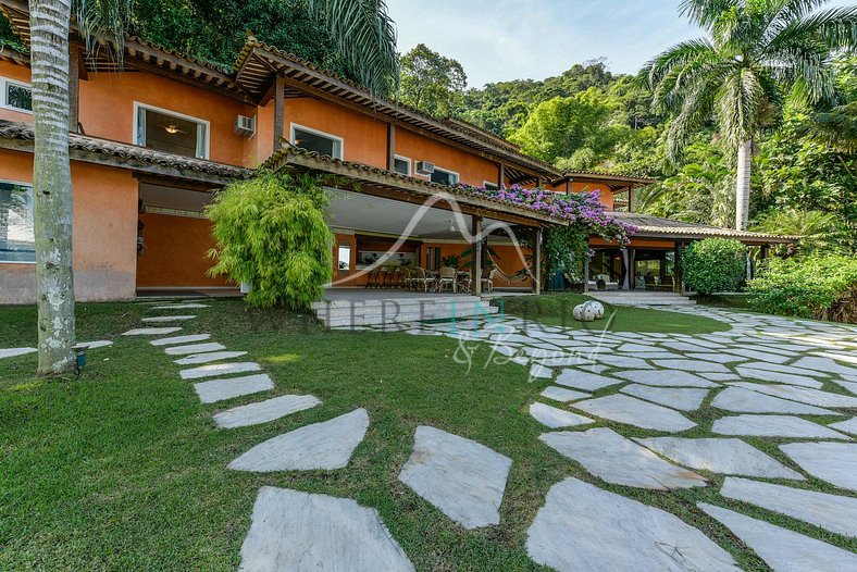 Beautiful home with private beach in Angra