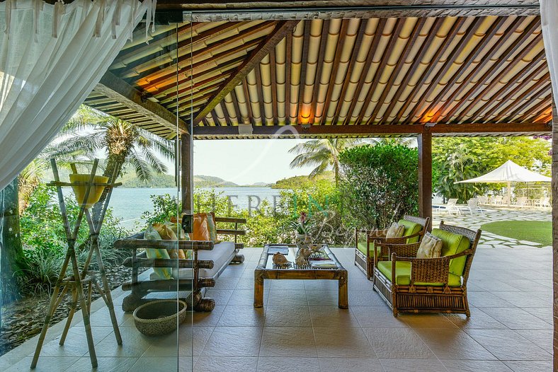 Beautiful home with private beach in Angra