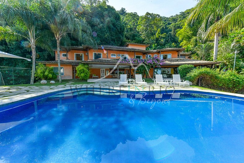 Beautiful home with private beach in Angra