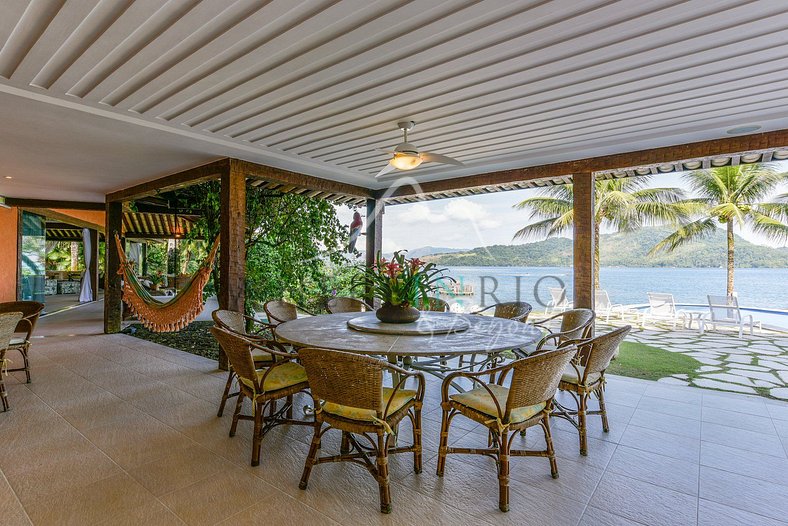 Beautiful home with private beach in Angra