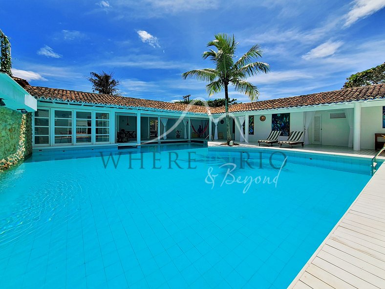 Big house with pool on the beach of Ferradura