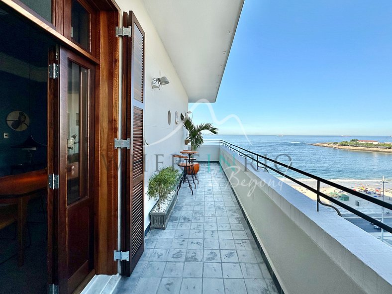 Charming Seafront Apartment in Copacabana