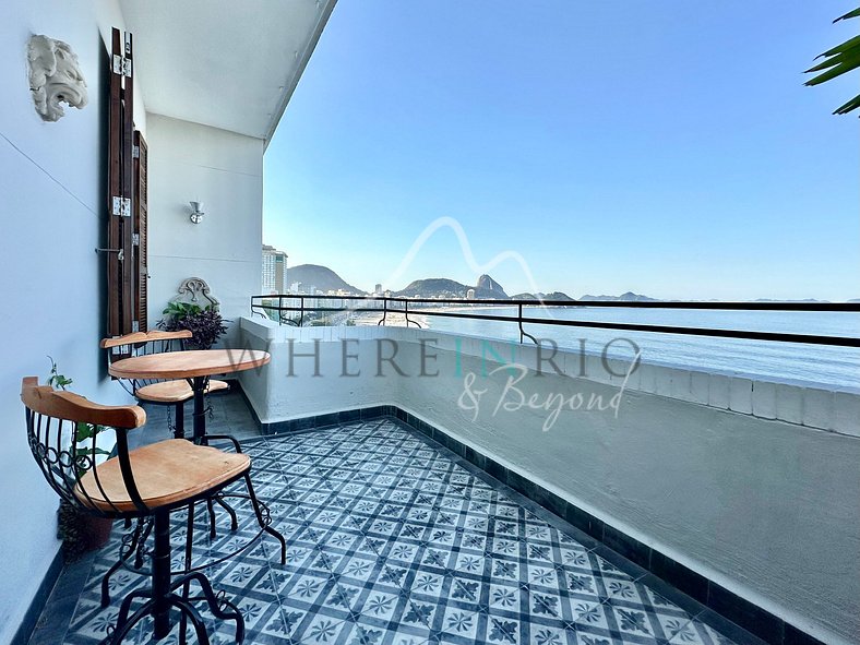 Charming Seafront Apartment in Copacabana