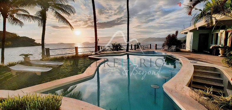 Exceptional villa with pool and private beach in Angra dos R