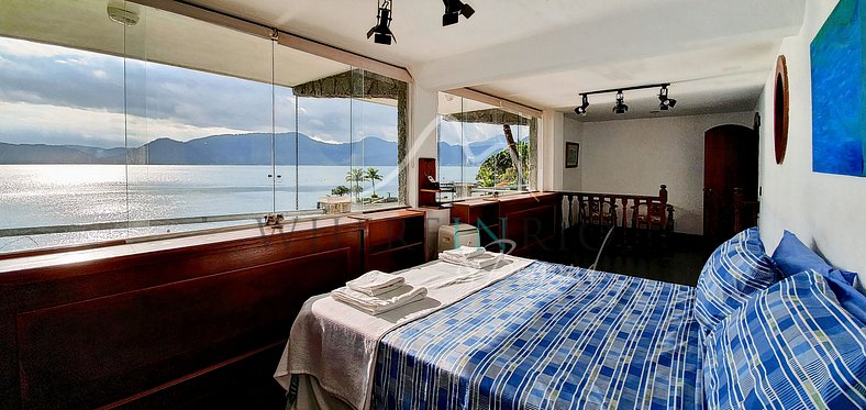 Exceptional villa with pool and private beach in Angra dos R