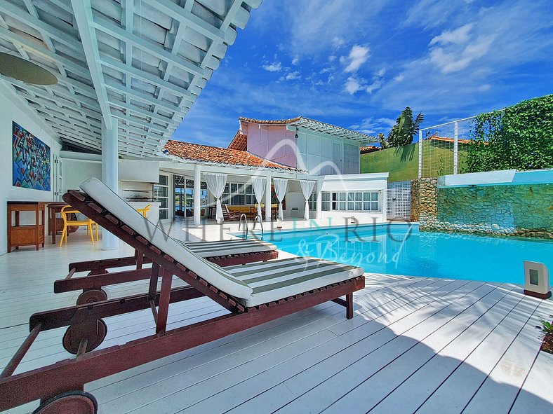 Grande maison avec piscine sur la plage de Ferradura.