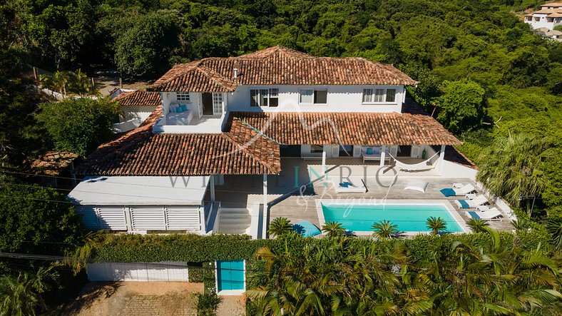 Hermosa casa con 5 dormitorios y piscina en Buzios