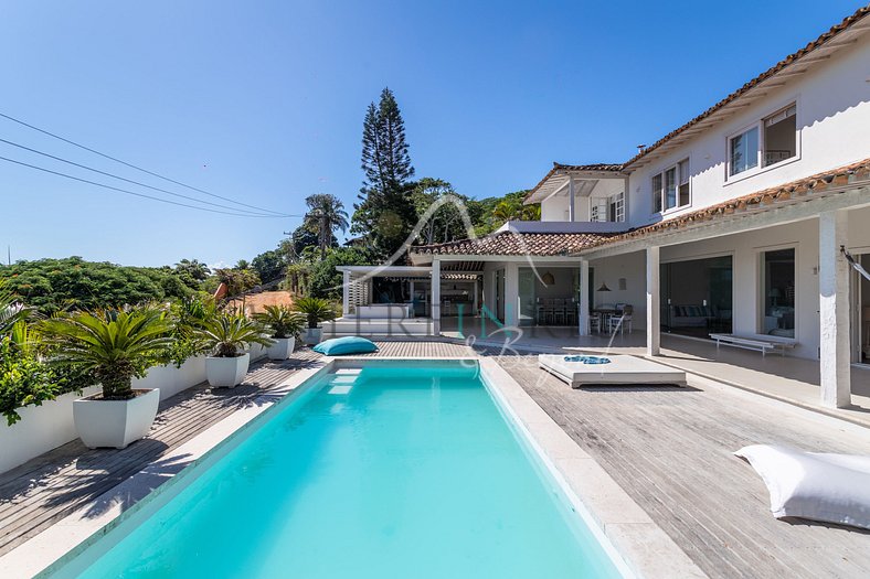 Hermosa casa con 5 dormitorios y piscina en Buzios