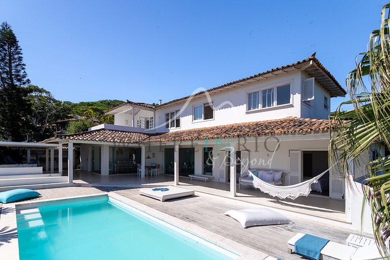 Hermosa casa con 5 dormitorios y piscina en Buzios