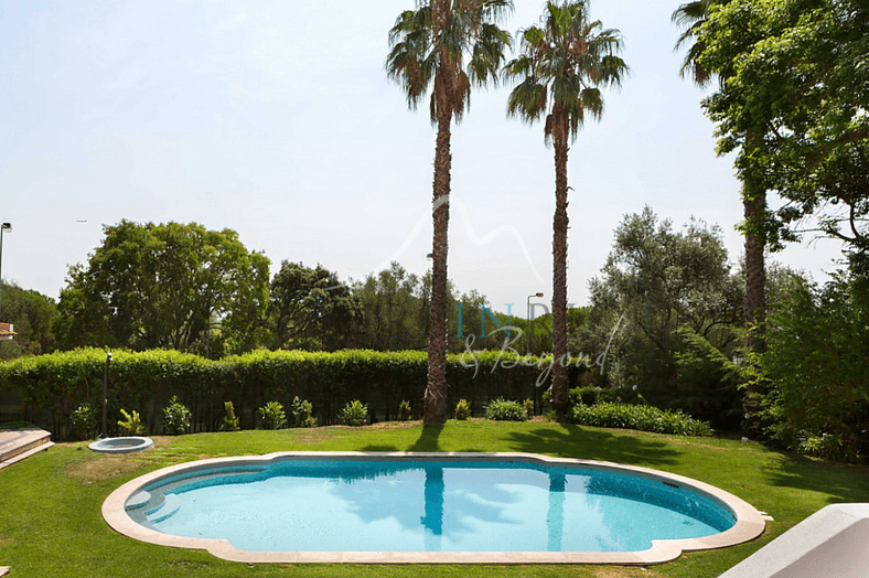 Hermosa y Aislada Villa con Jardín y Piscina