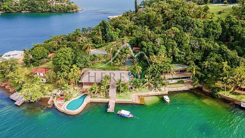 House with pool on a paradise island in Angra dos Reis for v