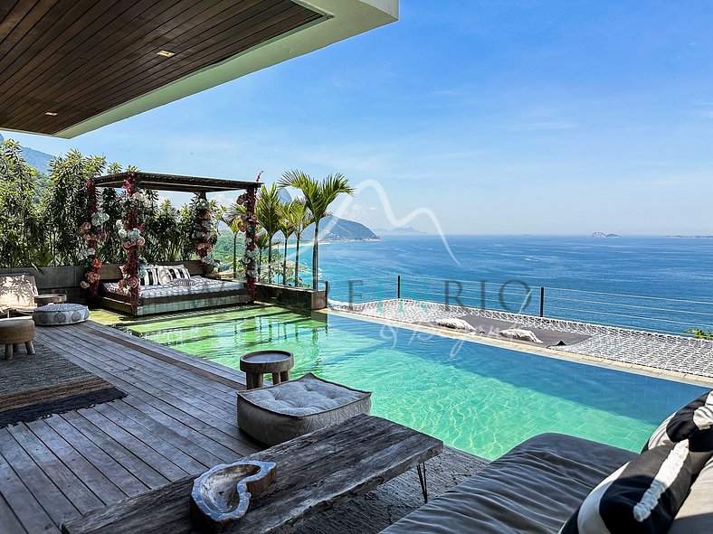 Luxury villa with infinity pool for vacation rental in Joá