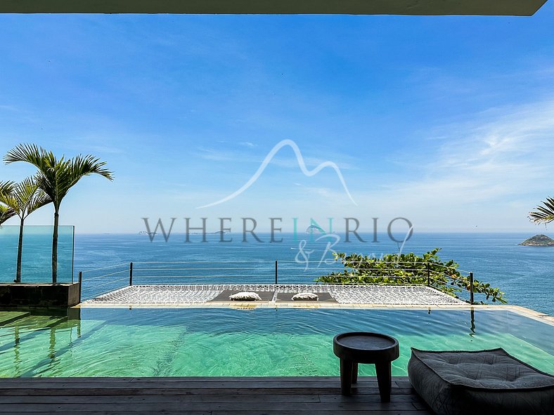 Luxury villa with infinity pool for vacation rental in Joá