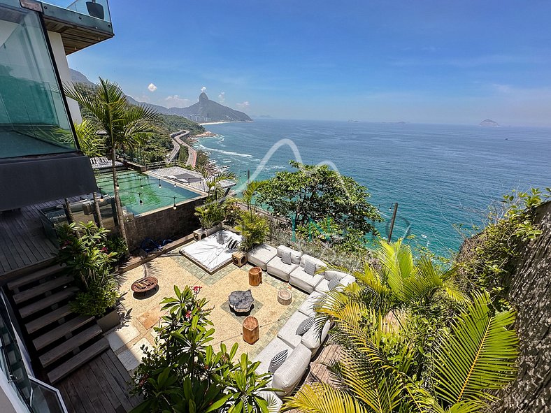 Luxury villa with infinity pool for vacation rental in Joá