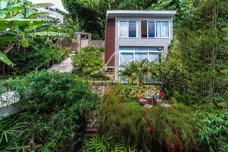 Maison de 1200m2 avec piscine à louer pour les vacances à Jo