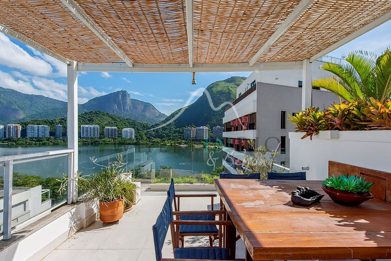 Penthouse triplex with view over Lagoa in Ipanema