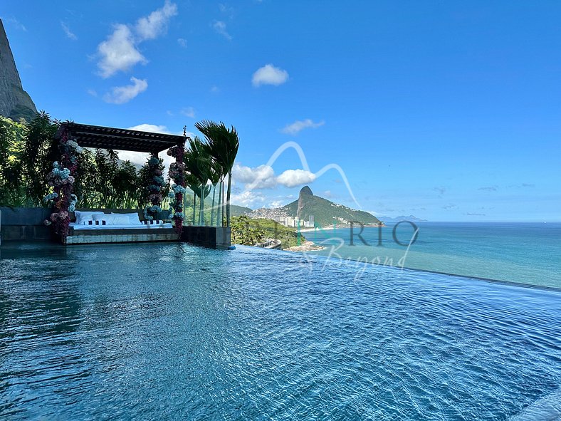 Villa de luxe avec piscine infinie pour une location de vaca