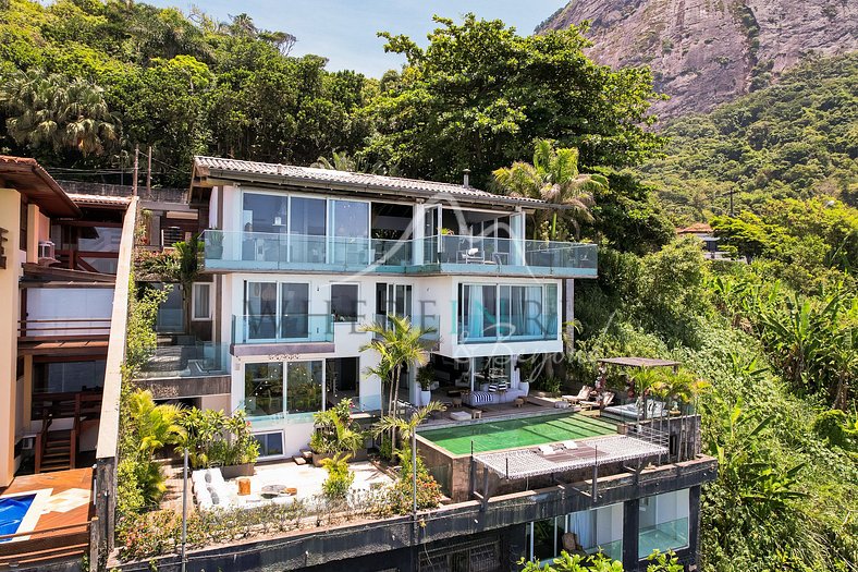 Villa de luxe avec piscine infinie pour une location de vaca