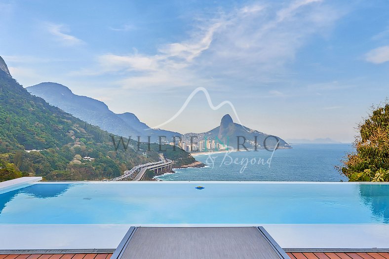 Villa with fantastic view of the Morro dois Irmãos