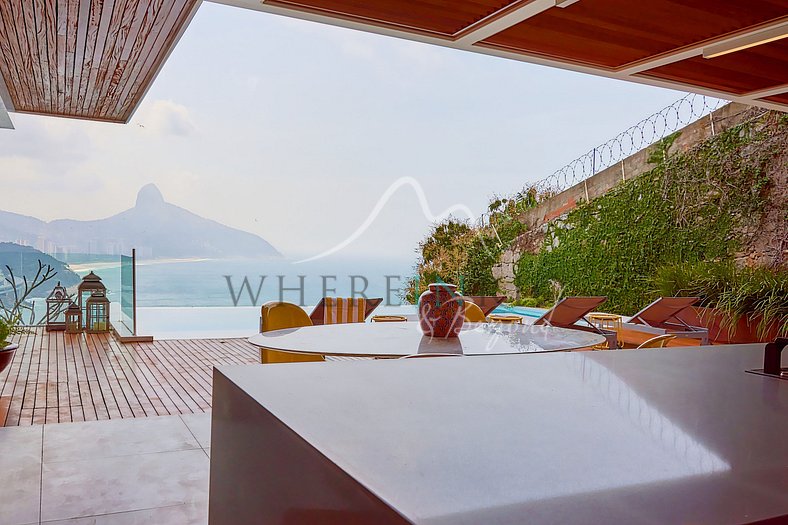 Villa with fantastic view of the Morro dois Irmãos