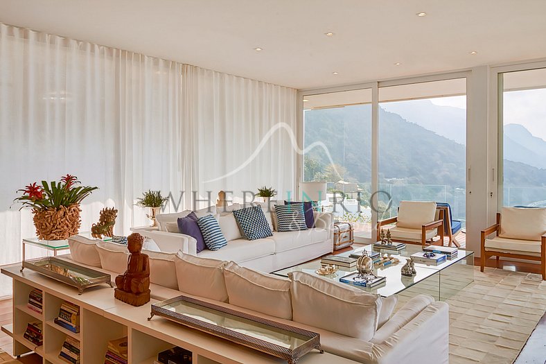 Villa with fantastic view of the Morro dois Irmãos