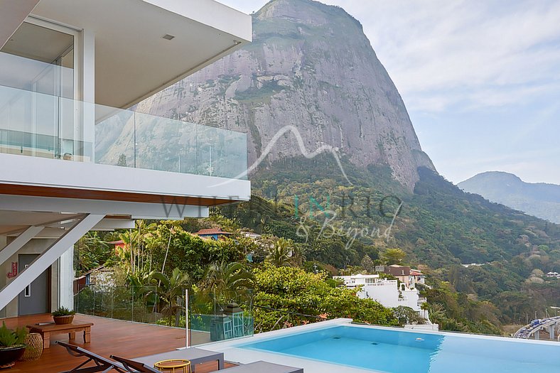 Villa with fantastic view of the Morro dois Irmãos