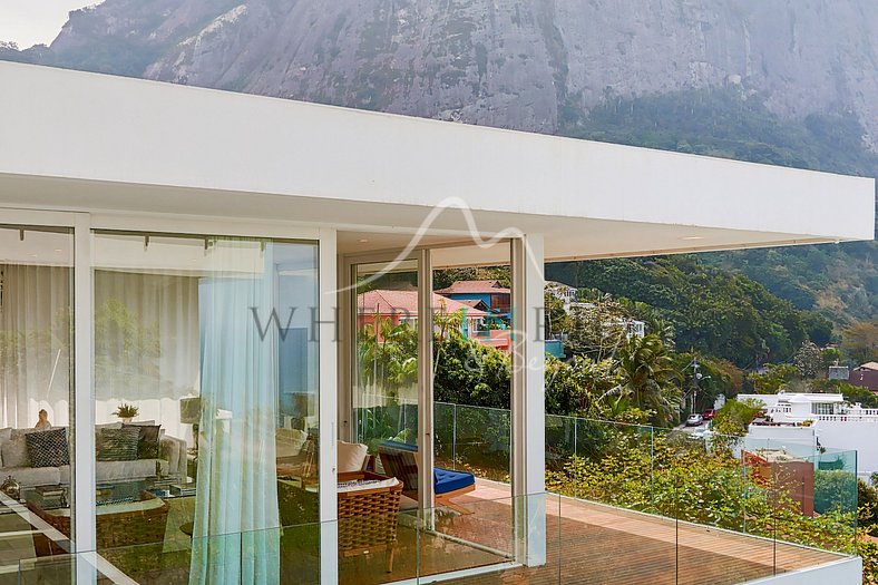 Villa with fantastic view of the Morro dois Irmãos