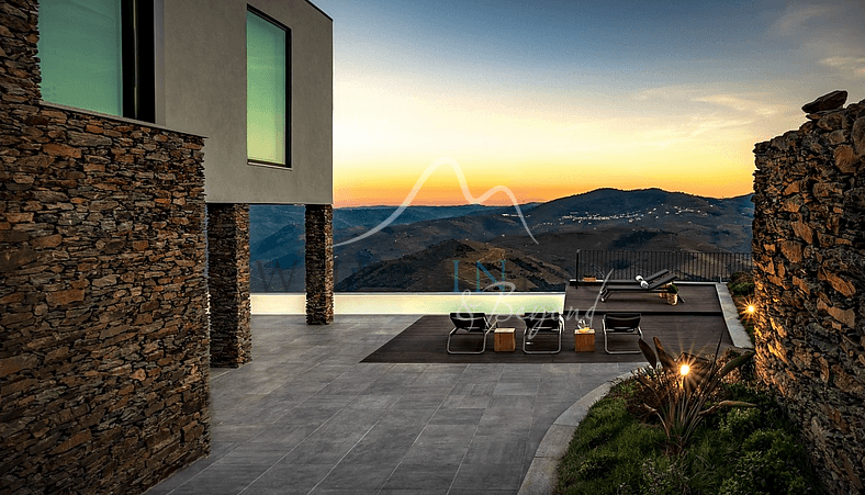 Villa with Stunning Views of the Douro Valley